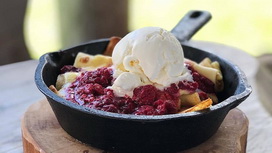 Блинчики, запеченные с малиной в сливочном соусе