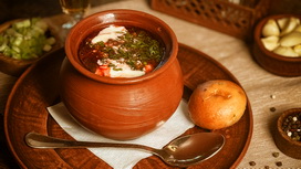 Борщ по-старинному с мясом, со сметаной