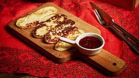 Сыр жареный с соусом